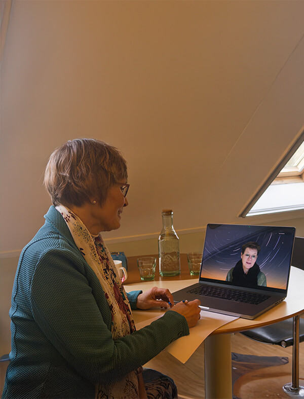 Saskia tijdens een online coachingsessie via Zoom