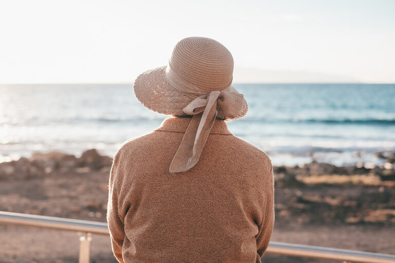 Vrouw met hoed kijkt over zee - je herkent jezelf niet meer, en nu?