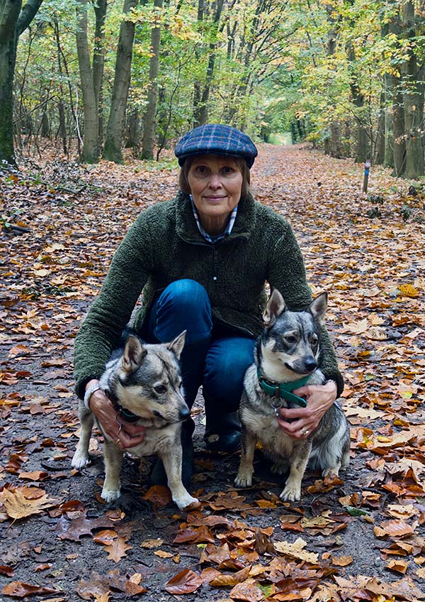 Saskia in het herfstbos met haar twee Västgötaspets-hondjes